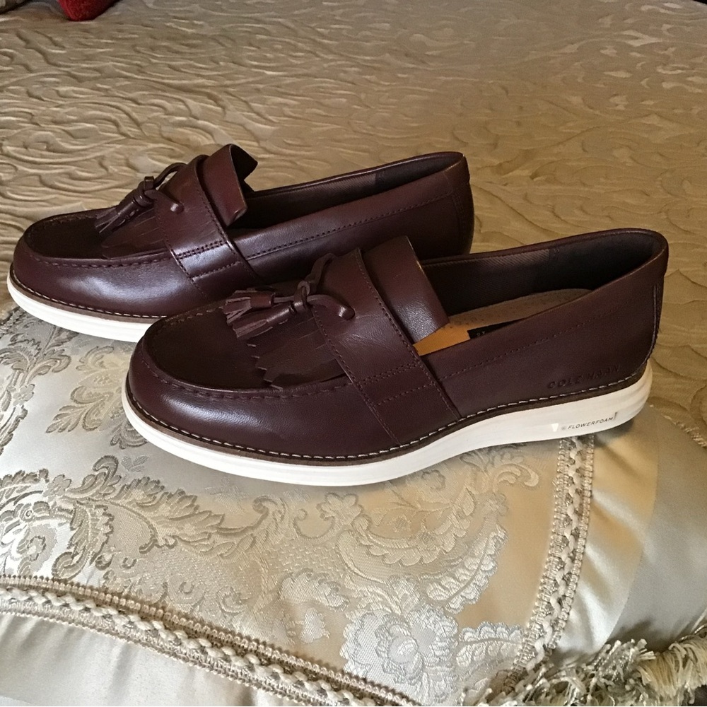 COLE HAAN loafer size 6B. Beautiful brown upper with white sole, tassels